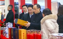 丝丽雅集团总裁廖周荣指导金喜来名酒文化节会展工作